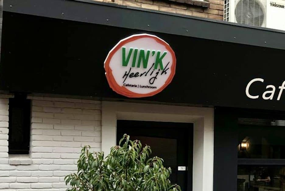 Het logo van Vin'k Heerlijk op de gevel