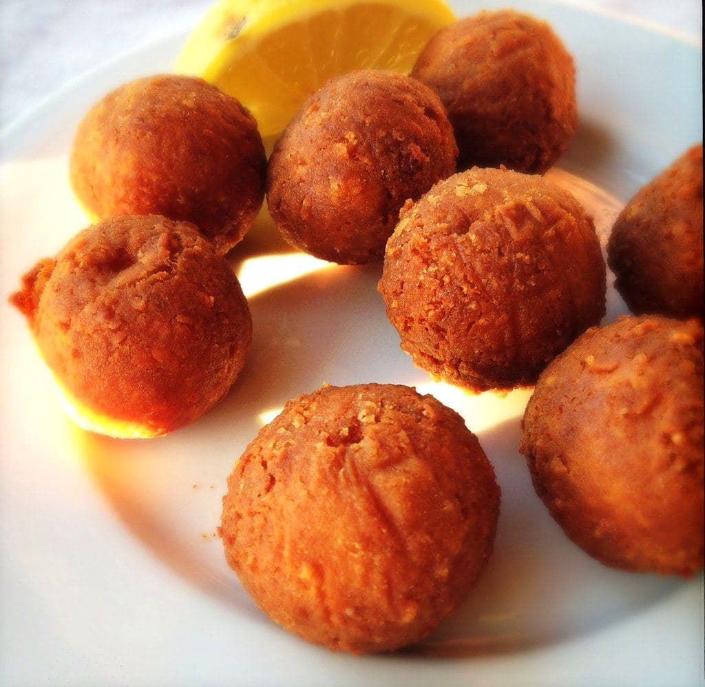 Bitterballen op een schaal